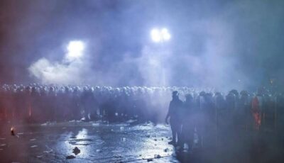 تركيا تعتقل عددا من الصحفيين وسط احتجاجات على سجن منافس أردوغان