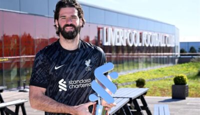 أليسون يفوز بجائزة لاعب مارس في ليفربول.. ماذا قال عن محمد صلاح؟