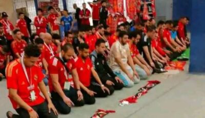 جمهور الأهلي يؤدي صلاة المغرب قبل مواجهة الهلال السوداني في دوري الأبطال| صور