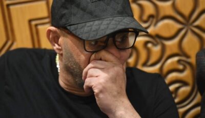 شاهد .. أحمد السقا يدخل في نوبة بكاء خلال عزاء سليمان عيد