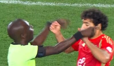 تصرف همجي.. إعلامي يطالب الأهلي بتقديم شكوي للكاف ضد حكم مباراة الهلال