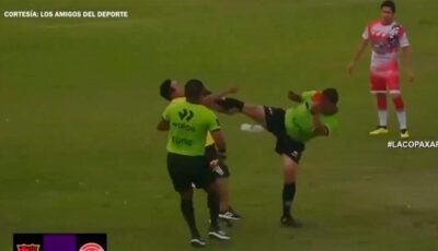فيديو ركلة من الحكم في صدر المدرب !!