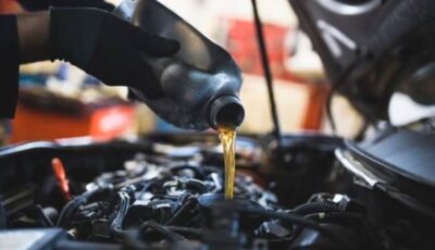 متى يصبح زيت السيارة قديما وعليك تغييره؟.. حسم الجدل