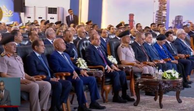 احتفالية عيد العمال.. الرئيس السيسي يتسلم درع الاتحاد العام لنقابات عمال مصر