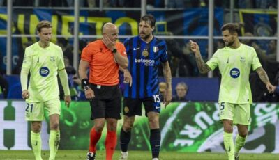 الاتحاد الأوروبي لكرة القدم يعاقب حكم مباراة برشلونة والإنتر