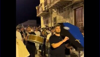 فيديو – جنازة رمزية شامتة لإنتر ميلان في إيطاليا