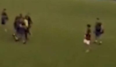 فيديو القبض على حكم أثناء قيادته مباراة
