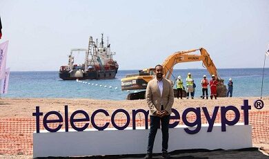المصرية للاتصالات تنتهي من أعمال إنزال الكابل البحري عالي السعة كورال بريدج بنجاح في طابا