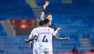 فيديو لاعب سعودي يتسبب بهدفين وينال بطاقة حمراء