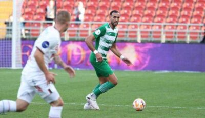 فيديو عاد الى الملعب بلا قميص وأنقذه المشجع