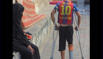 صورة ولد من غزة بقميص ميسي تهزّ العالم .. وبرشلونة