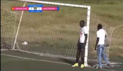 فيديو حارس يترك المرمى احتجاجاً والتبديلات اُستنفذت !!