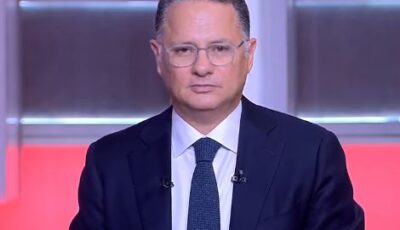 بعد غلق آلاف الأجهزة المُعفاة المباعة.. شريف عامر لمتحدث تنظيم الاتصالات: لا يوجد قانون يمنعني من بيع هاتفي