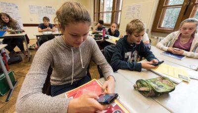 التواصل الإنساني في عصر الشاشات.. لماذا نفتقد الدفء رغم الاتصال الدائم؟