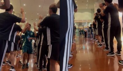 فيديو – اليابانيون نظمّوا ممراً شرفيّاً للمكسيكيين لمناسبة الفوز