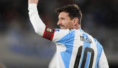 فيديو مُدرّسة أرجنتينية تُصحّح أوراق الامتحان مستخدمة وجه ميسي!!