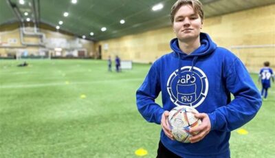 لاعب كرة قدم ينجو من الموت بعد توقّف قلبه 15 دقيقة