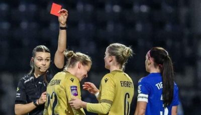 فيديو أسقطت منافستها على طريقة فنون القتال المختلطة