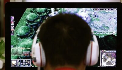 أصوات مجهولة خلف السماعات في عالم الألعاب الإلكترونية.. من يتحدث مع أطفالنا؟‬